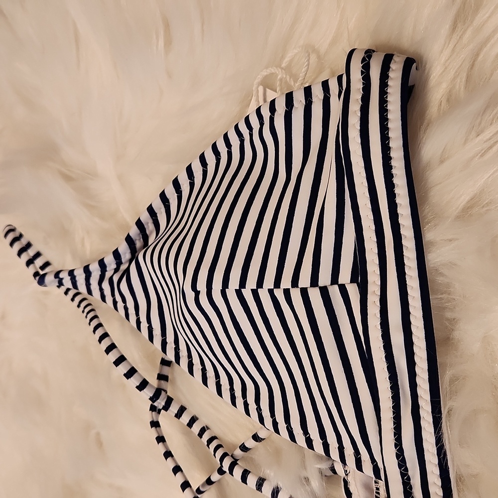 Cupshe Navy and White Horizontal Stripes Triangle Bikini Top Size M NWT - Picture 3 of 9